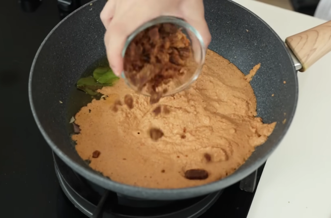bumbu kacang untuk siomay ayam. (YouTube)